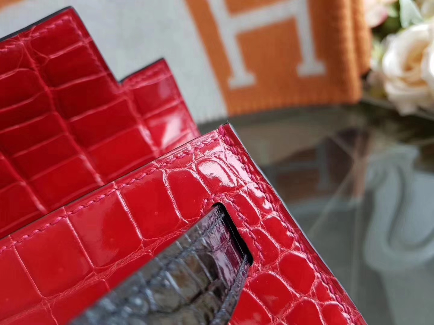 Hermès（爱马仕）Kelly 28 亮面鳄鱼皮 cc95法拉利红 拼黑色 磨砂金扣