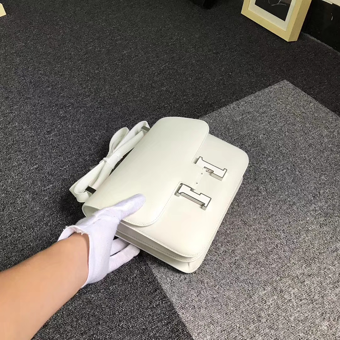 Hermès（爱马仕）纯白色 原厂御用顶级Swift 皮 Constance 24 白色珐琅扣