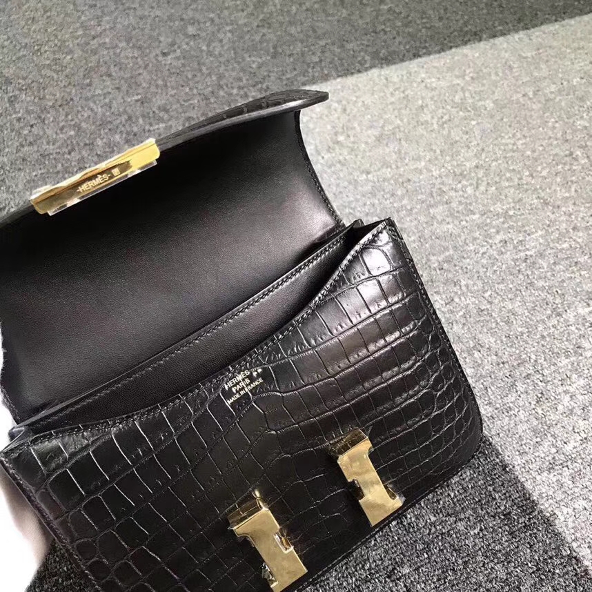 Hermès（爱马仕）黑色 雾面鳄鱼 Constance 19 金扣