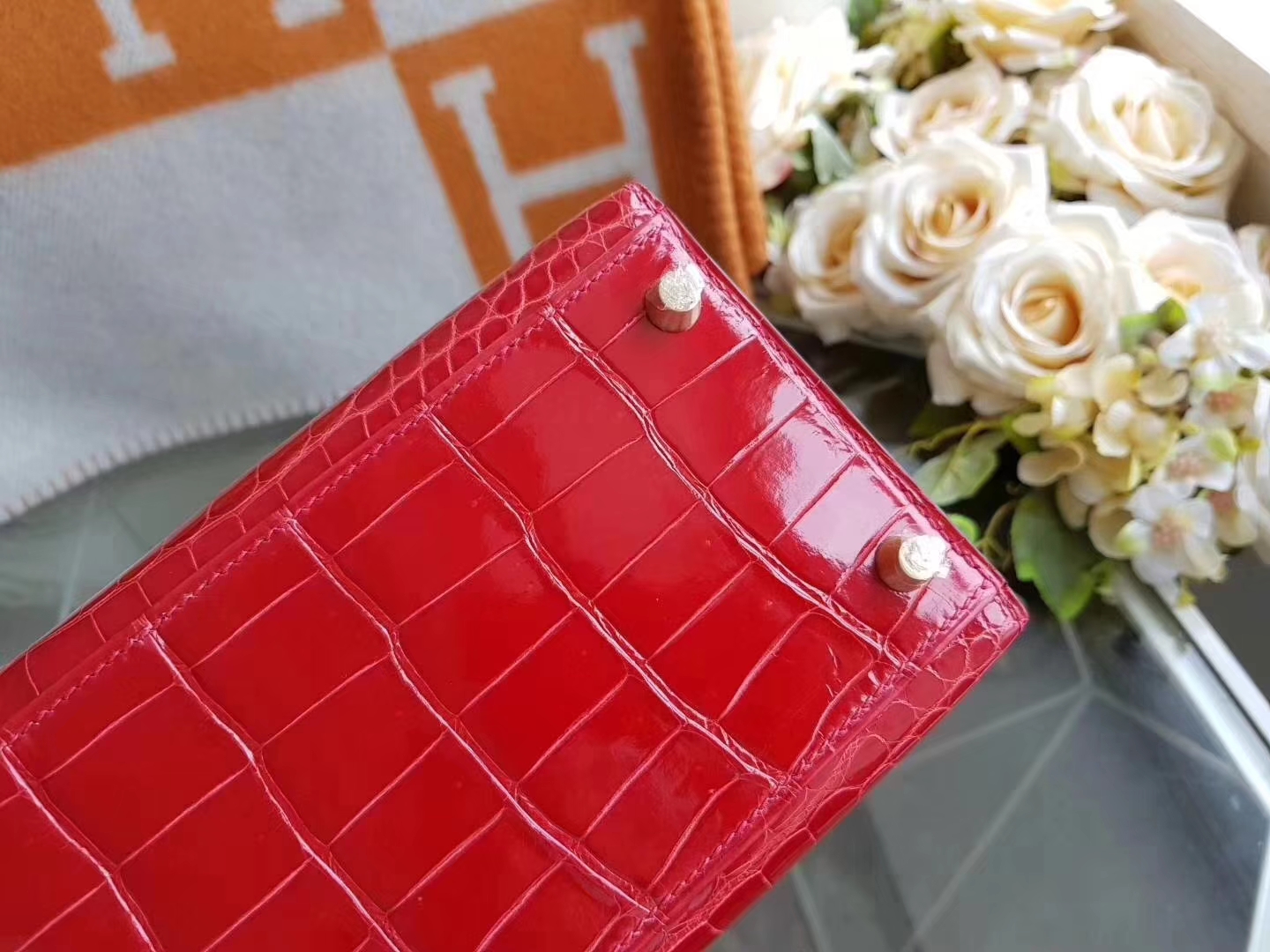 Hermès（爱马仕）Kelly 28 亮面鳄鱼皮 cc95法拉利红 拼黑色 磨砂金扣