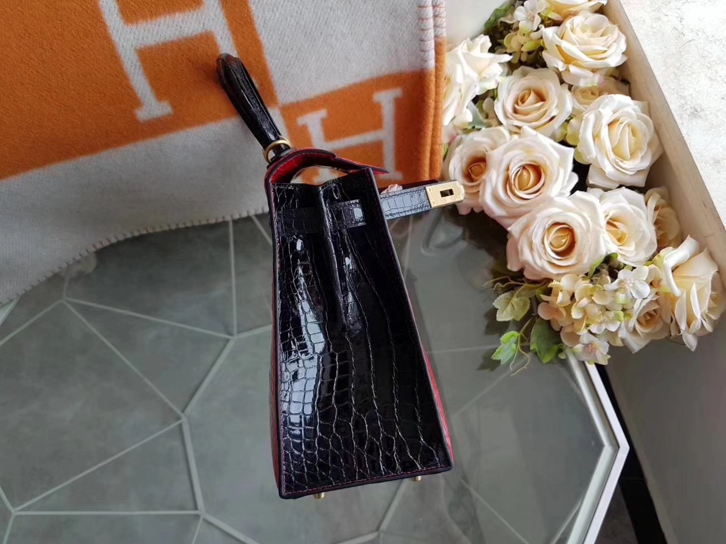 Hermès（爱马仕）Kelly 28 亮面鳄鱼皮 cc95法拉利红 拼黑色 磨砂金扣