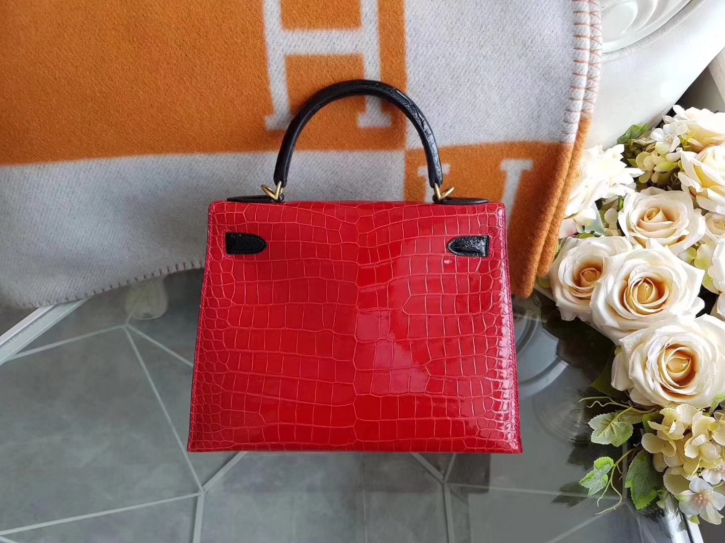 Hermès（爱马仕）Kelly 28 亮面鳄鱼皮 cc95法拉利红 拼黑色 磨砂金扣