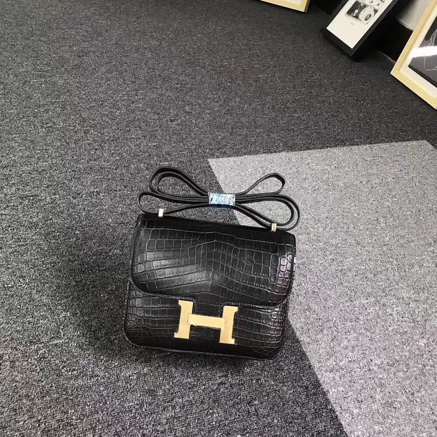 Hermès（爱马仕）黑色 雾面鳄鱼 Constance 19 金扣