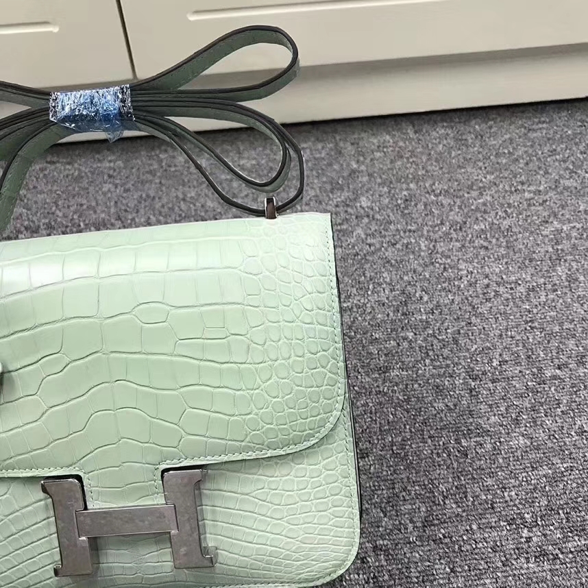 Hermès（爱马仕）薄荷绿 雾面鳄鱼 Constance 19 金扣