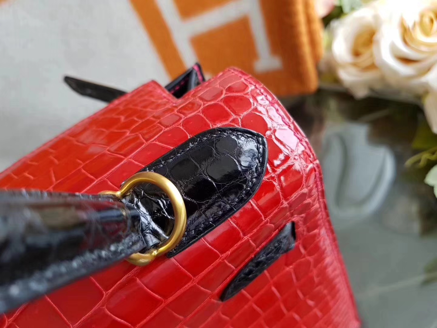 Hermès（爱马仕）Kelly 28 亮面鳄鱼皮 cc95法拉利红 拼黑色 磨砂金扣