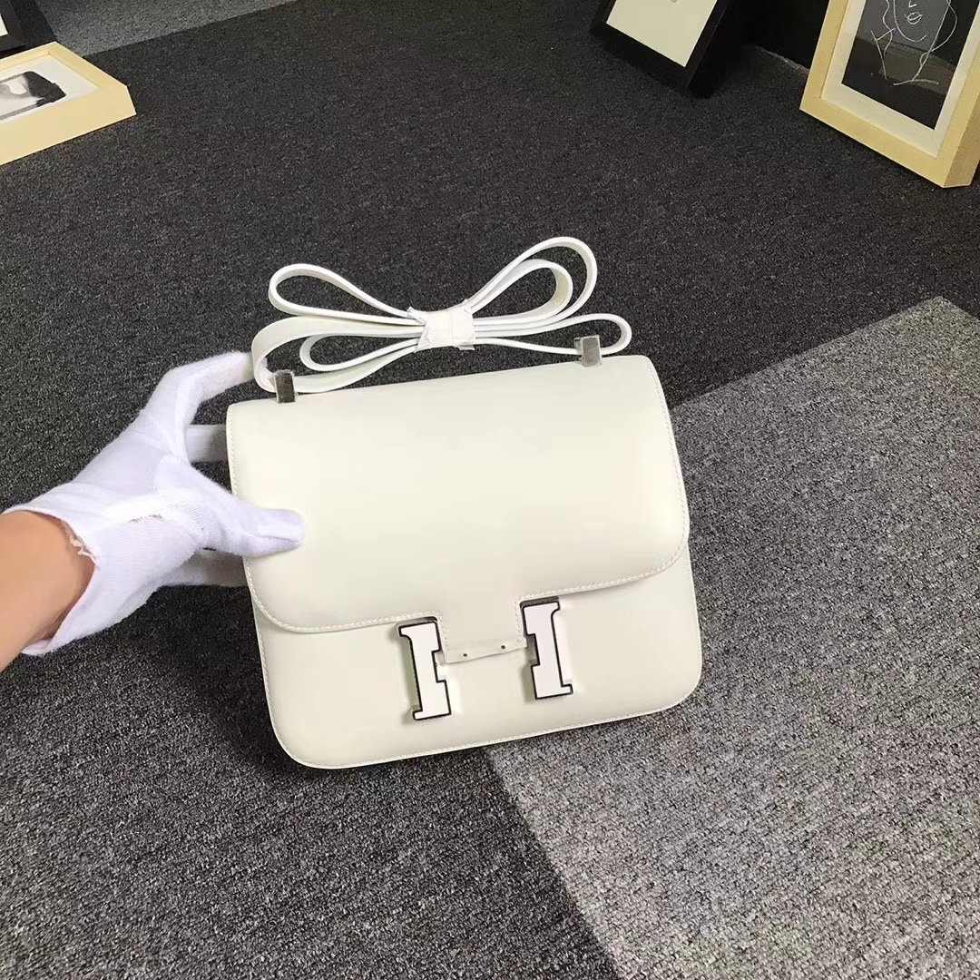 Hermès（爱马仕）纯白色 原厂御用顶级Swift 皮 Constance 24 白色珐琅扣