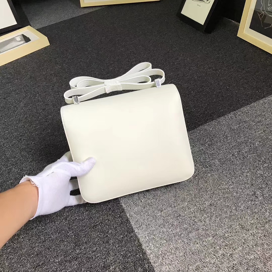 Hermès（爱马仕）纯白色 原厂御用顶级Swift 皮 Constance 24 白色珐琅扣