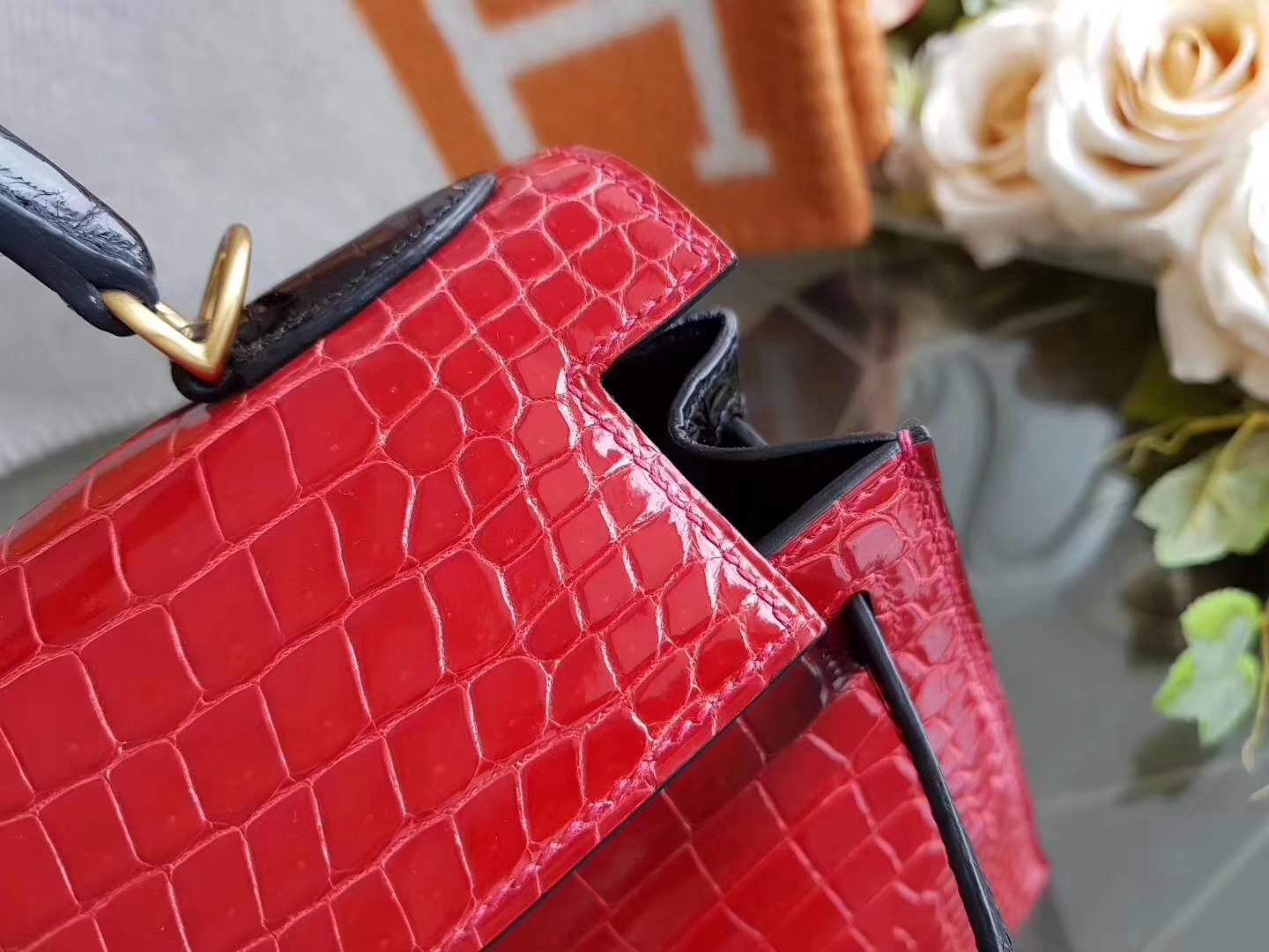 Hermès（爱马仕）Kelly 28 亮面鳄鱼皮 cc95法拉利红 拼黑色 磨砂金扣