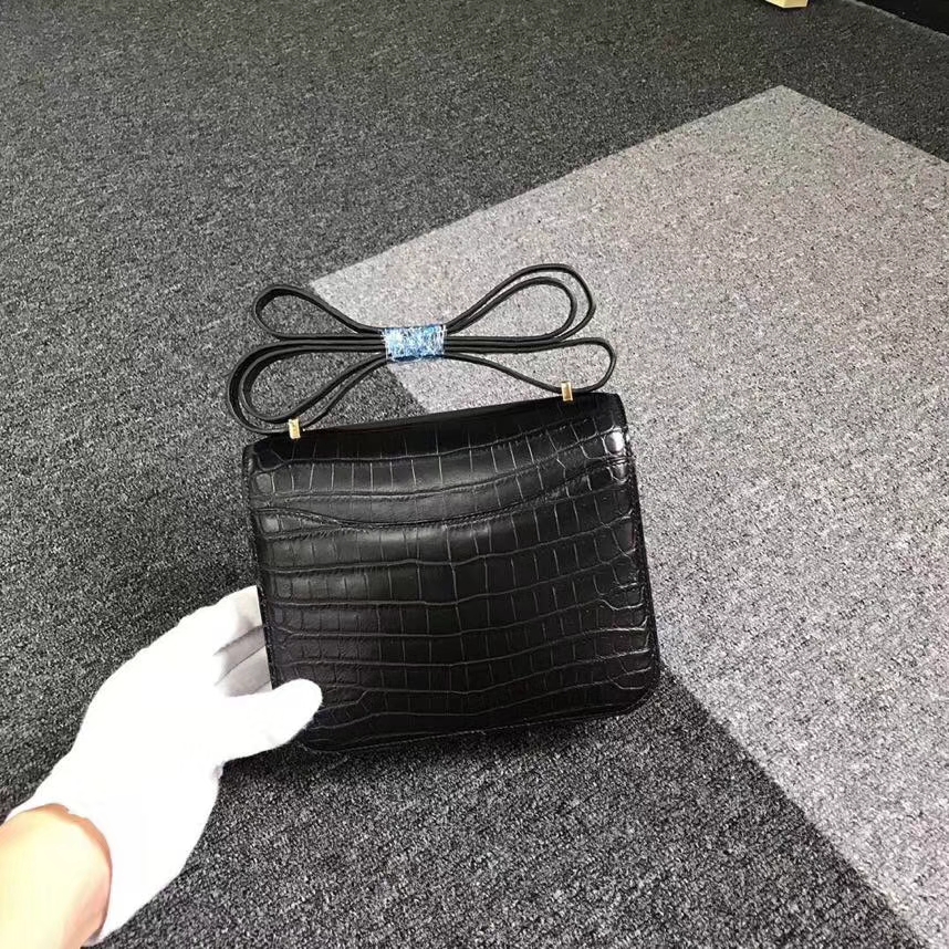 Hermès（爱马仕）黑色 雾面鳄鱼 Constance 19 金扣