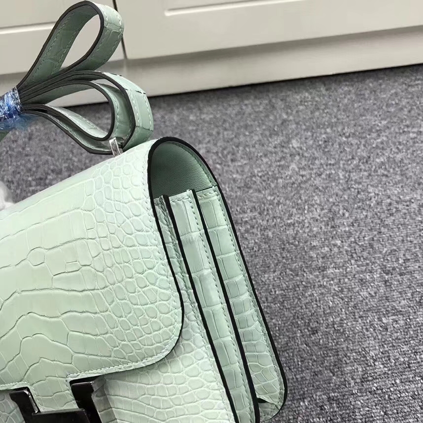 Hermès（爱马仕）薄荷绿 雾面鳄鱼 Constance 19 金扣
