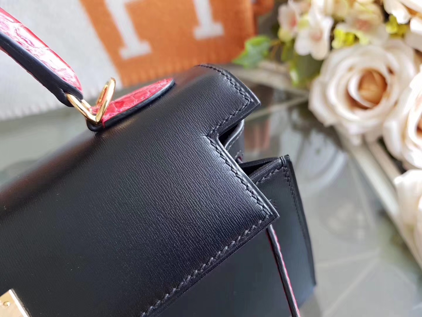 Hermès（爱马仕）Kelly 25cm 外缝 box牛皮 黑色 拼亮面鳄鱼皮 法拉利红色 金扣