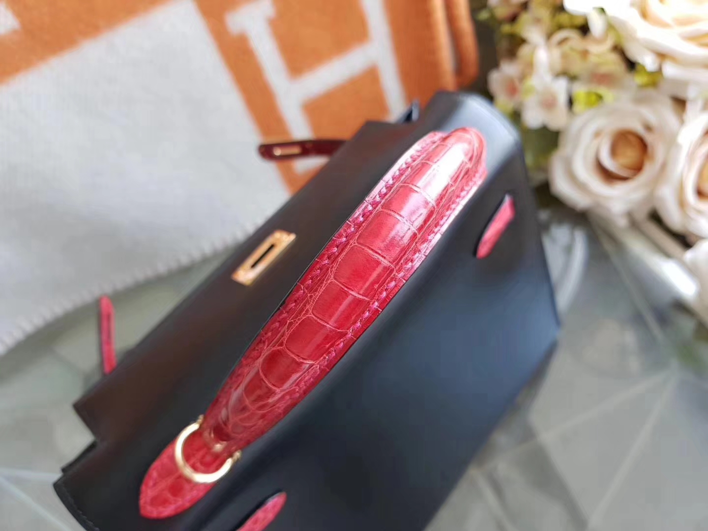 Hermès（爱马仕）Kelly 25cm 外缝 box牛皮 黑色 拼亮面鳄鱼皮 法拉利红色 金扣