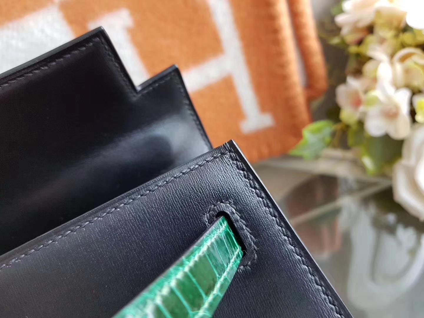 Hermès（爱马仕）Kelly 25cm 外缝 box牛皮 黑色 拼亮面鳄鱼皮 祖母绿 金扣