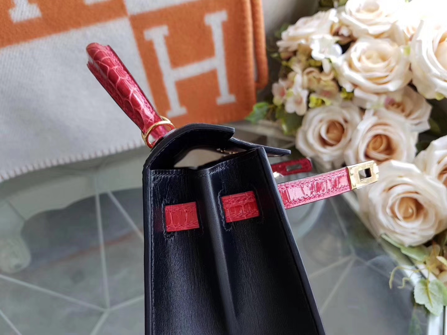 Hermès（爱马仕）Kelly 25cm 外缝 box牛皮 黑色 拼亮面鳄鱼皮 法拉利红色 金扣