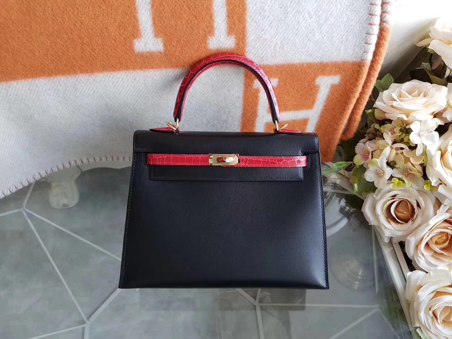 Hermès（爱马仕）Kelly 25cm 外缝 box牛皮 黑色 拼亮面鳄鱼皮 法拉利红色 金扣