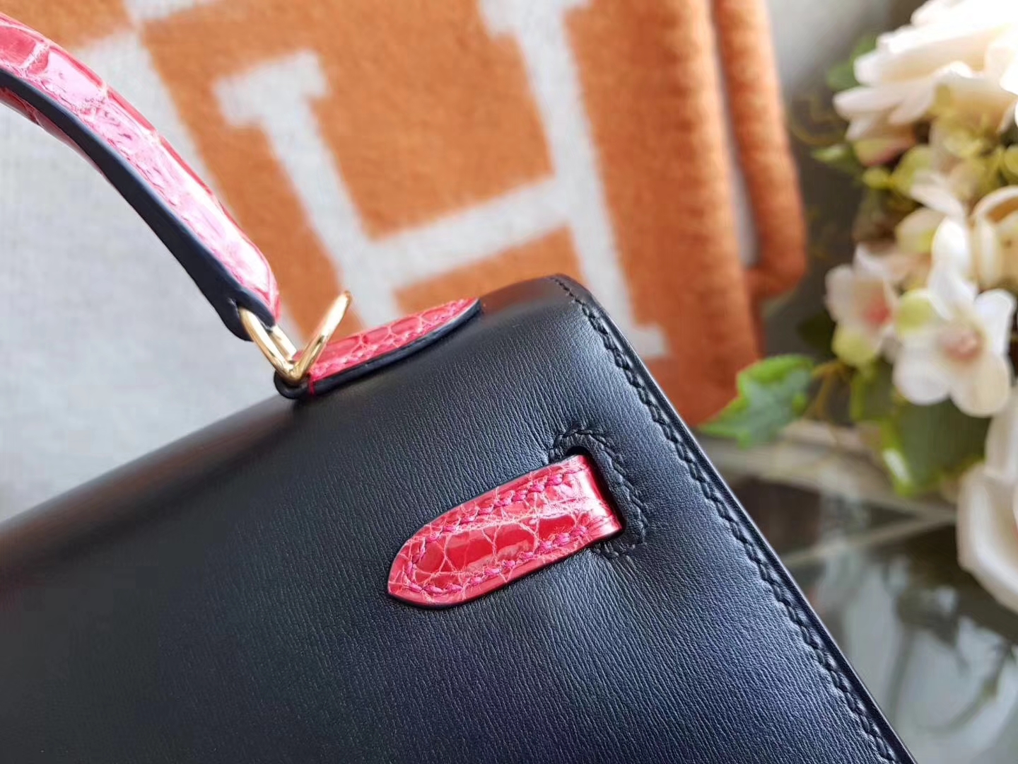 Hermès（爱马仕）Kelly 25cm 外缝 box牛皮 黑色 拼亮面鳄鱼皮 法拉利红色 金扣