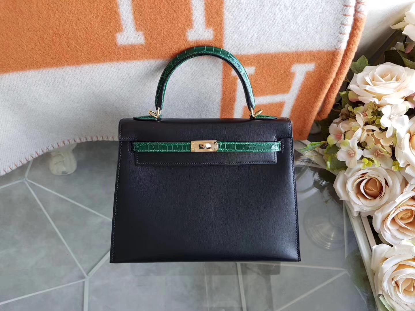 Hermès（爱马仕）Kelly 25cm 外缝 box牛皮 黑色 拼亮面鳄鱼皮 祖母绿 金扣