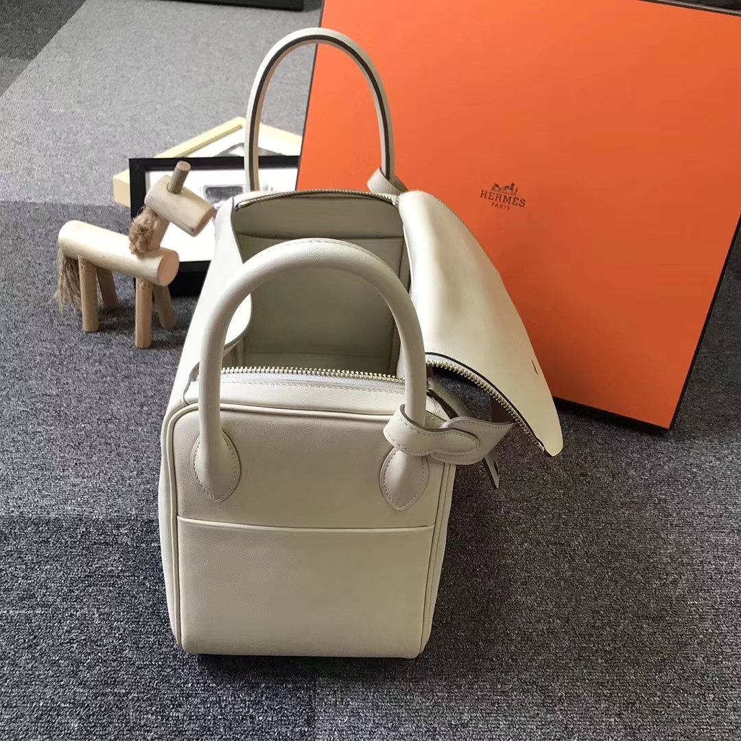 Hermès（爱马仕）奶昔白 原厂御用顶级Swift 皮 Lindy 30 金扣