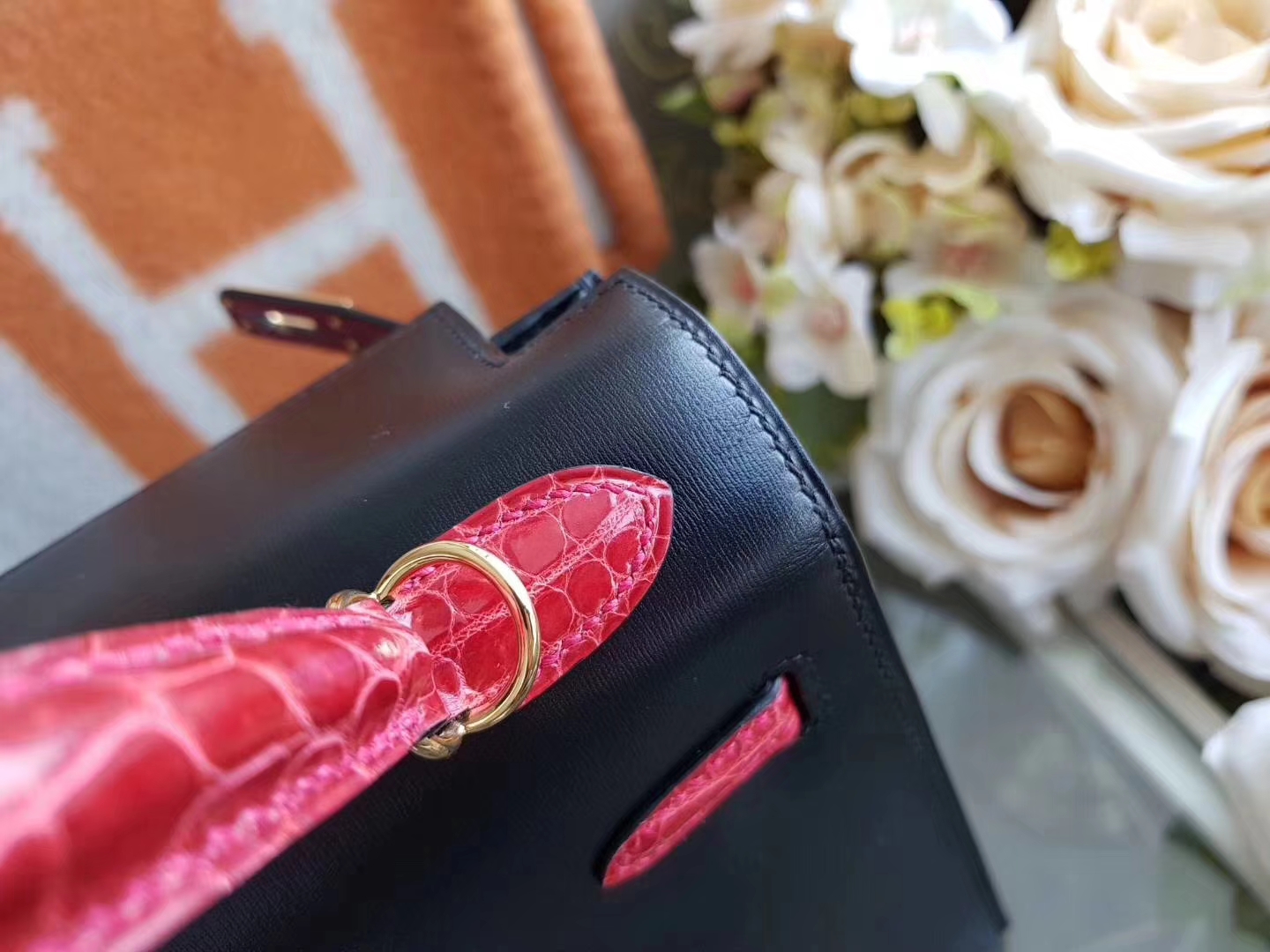 Hermès（爱马仕）Kelly 25cm 外缝 box牛皮 黑色 拼亮面鳄鱼皮 法拉利红色 金扣