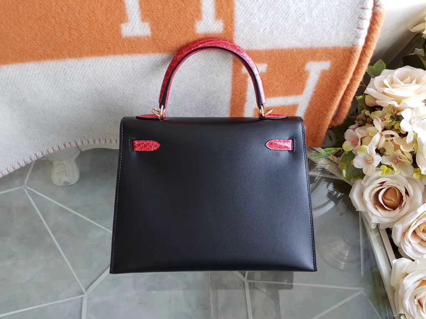 Hermès（爱马仕）Kelly 25cm 外缝 box牛皮 黑色 拼亮面鳄鱼皮 法拉利红色 金扣