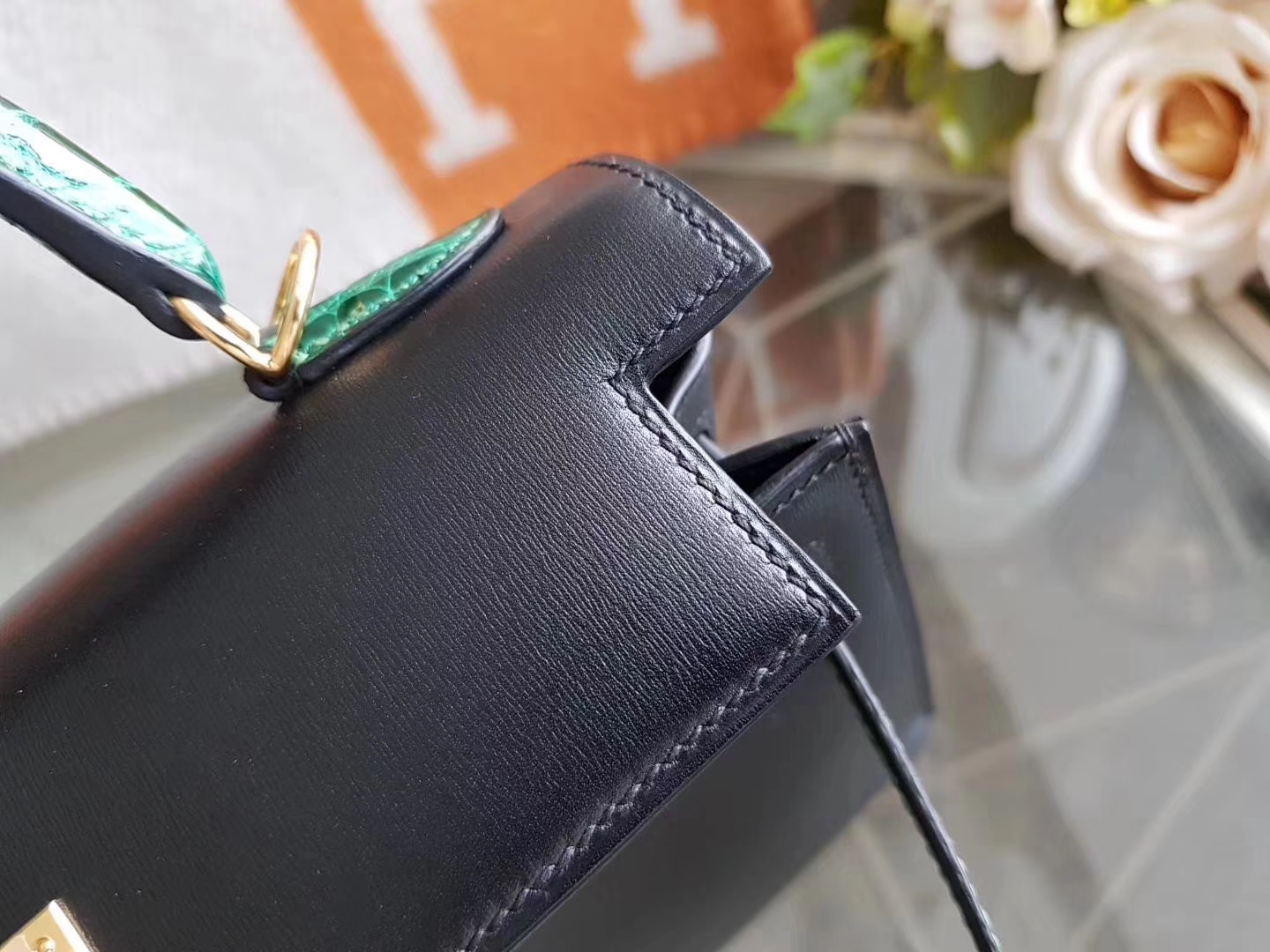 Hermès（爱马仕）Kelly 25cm 外缝 box牛皮 黑色 拼亮面鳄鱼皮 祖母绿 金扣