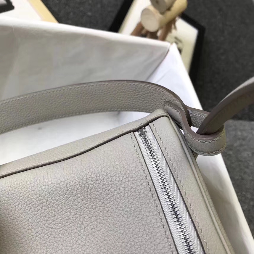 Hermès（爱马仕）C80 珍珠灰 原厂御用顶级小牛皮 Lindy 26 银扣 现货