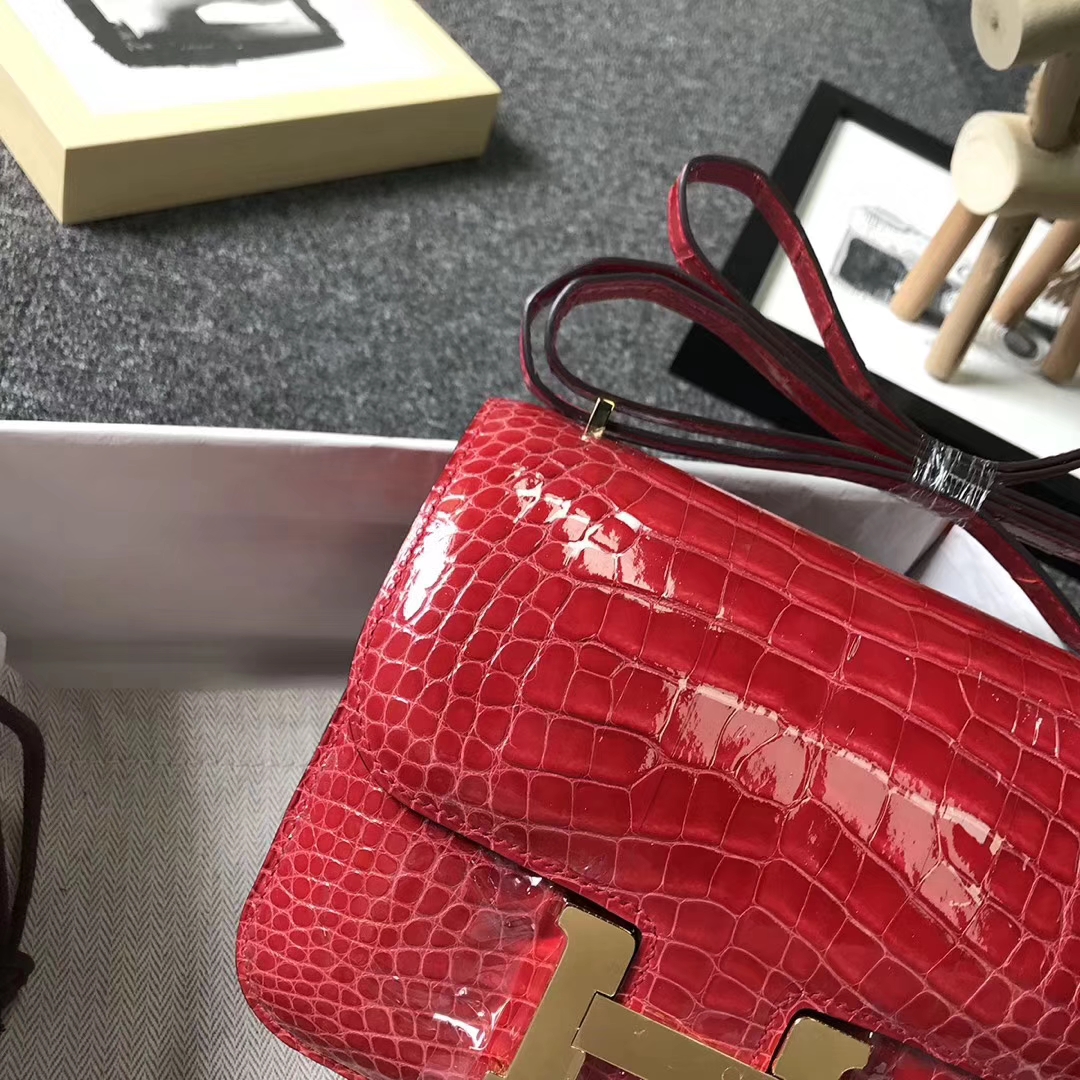 Hermès（爱马仕）法拉利红 Constance 24 亮面鳄鱼 金扣