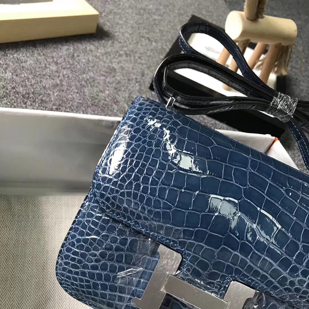 Hermès（爱马仕）风暴蓝 Constance 19 亮面鳄鱼 银扣