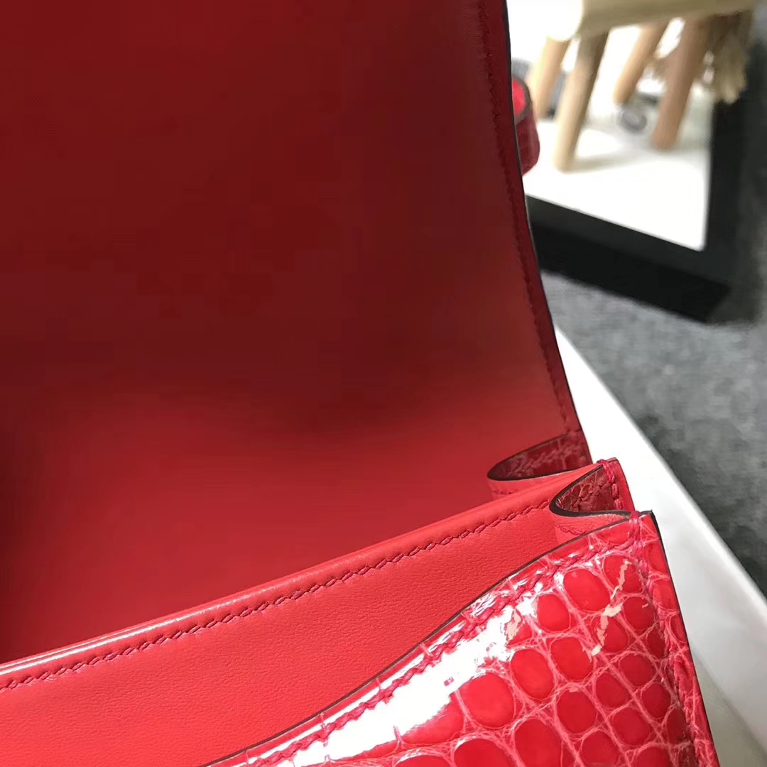 Hermès（爱马仕）法拉利红 Constance 24 亮面鳄鱼 金扣