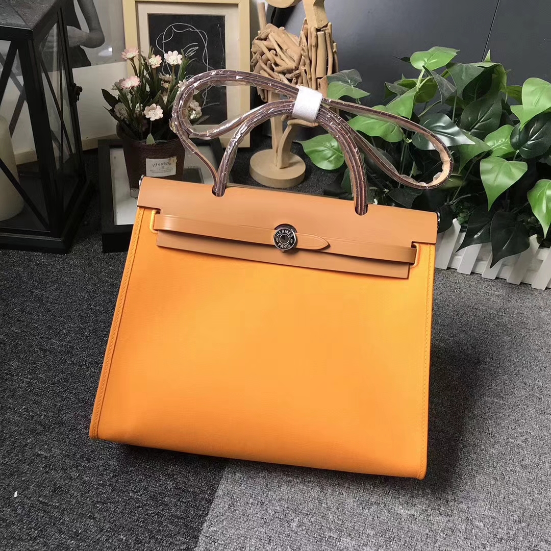 Hermès（爱马仕）金棕色马鞍皮拼橙色帆布 Herbag 31 现货