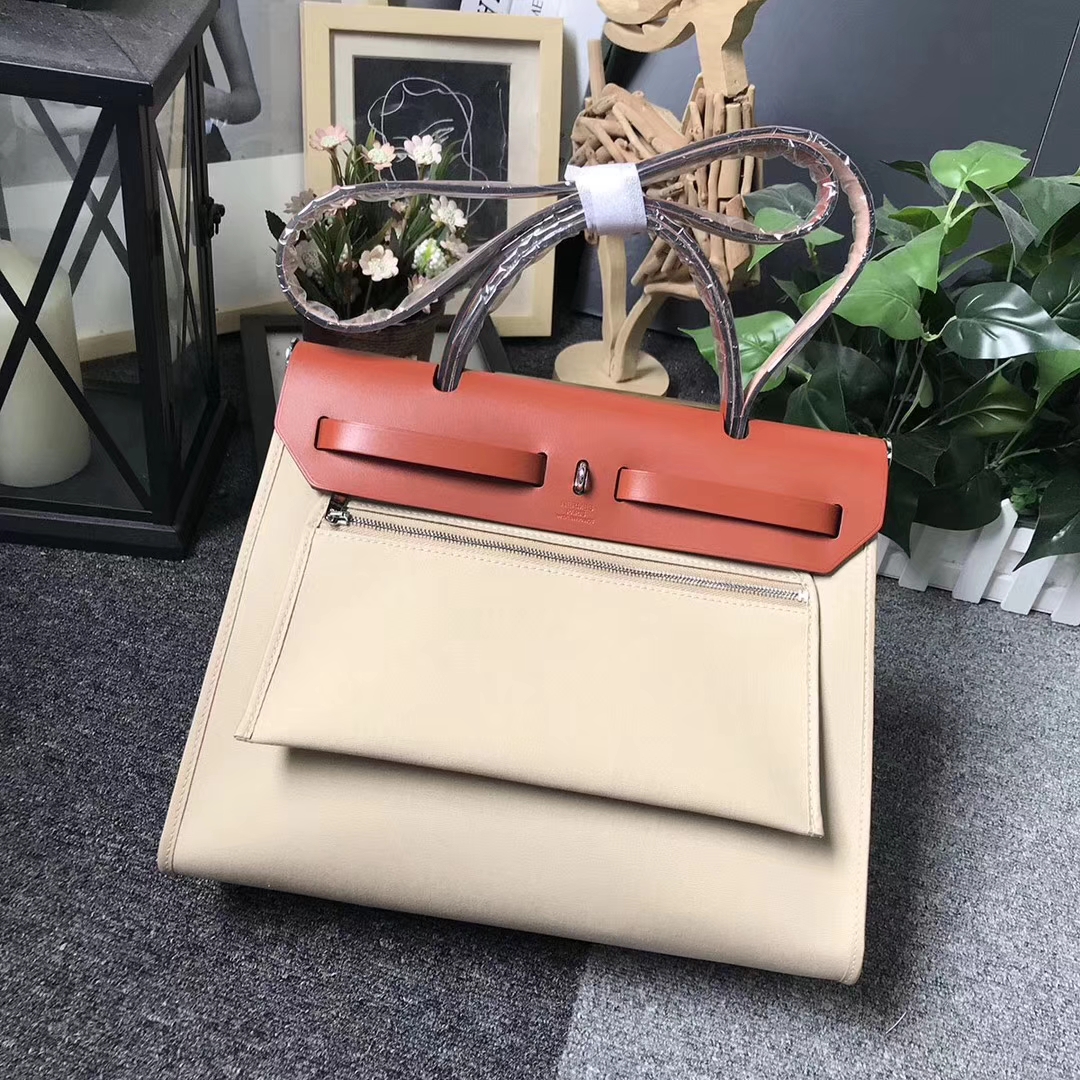 Hermès（爱马仕）棕红色马鞍皮拼风衣灰帆布 Herbag 31 现货