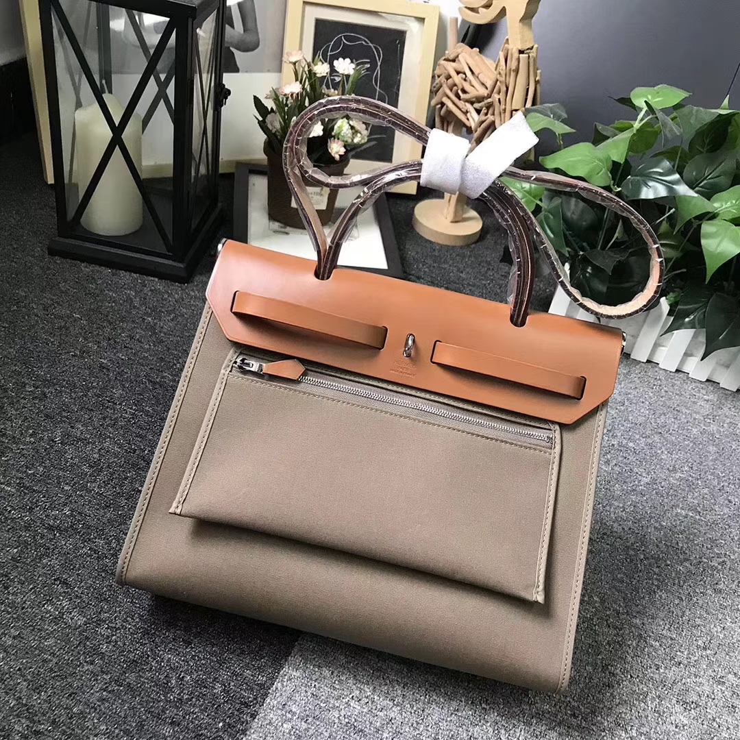 Hermès（爱马仕）金棕色马鞍皮拼大象灰帆布 Herbag 31 现货
