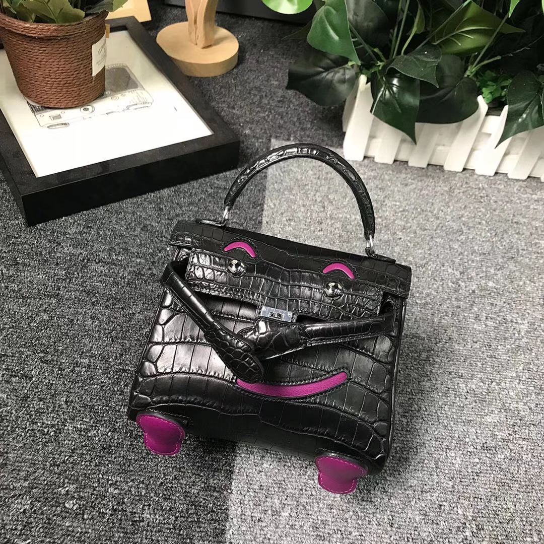 Hermès（爱马仕）黑色鳄鱼皮拼玫瑰紫色Swift 皮 Kelly doll 银扣