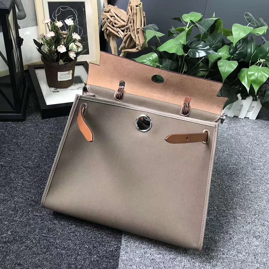 Hermès（爱马仕）金棕色马鞍皮拼大象灰帆布 Herbag 31 现货