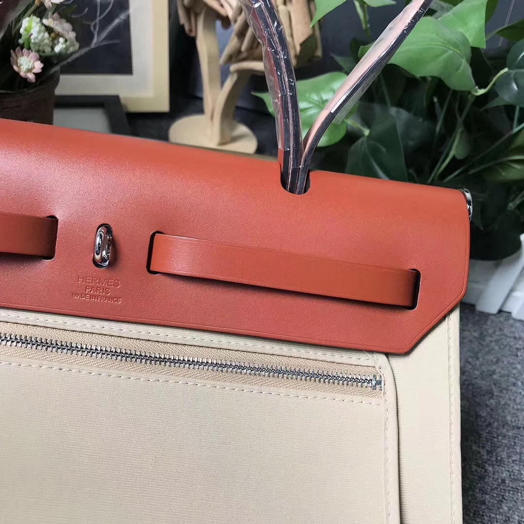 Hermès（爱马仕）棕红色马鞍皮拼风衣灰帆布 Herbag 31 现货