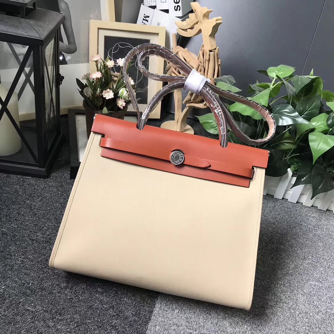 Hermès（爱马仕）棕红色马鞍皮拼风衣灰帆布 Herbag 31 现货