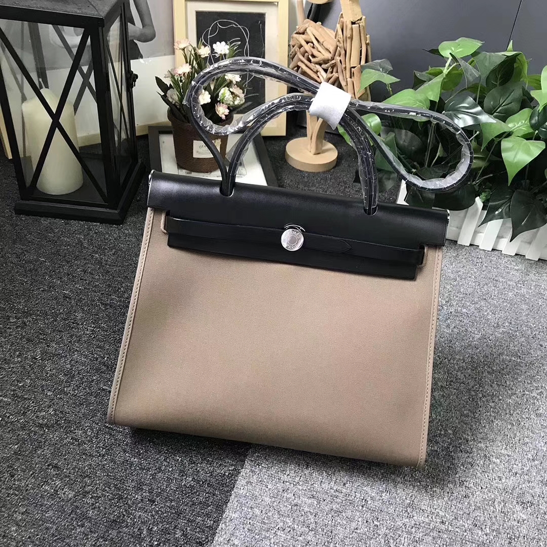 Hermès（爱马仕）黑色 马鞍皮拼大象灰灰帆布 Herbag 31 现货