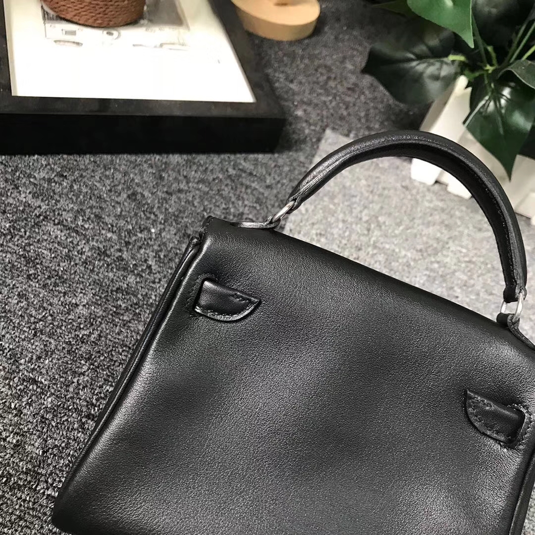 Hermès（爱马仕）黑色拼玫瑰紫色Swift 皮 Kelly doll 银扣