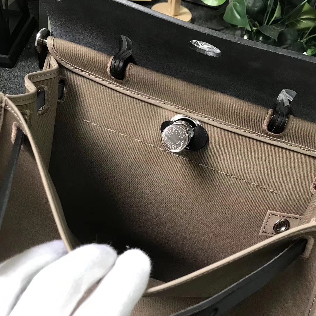 Hermès（爱马仕）黑色 马鞍皮拼大象灰灰帆布 Herbag 31 现货