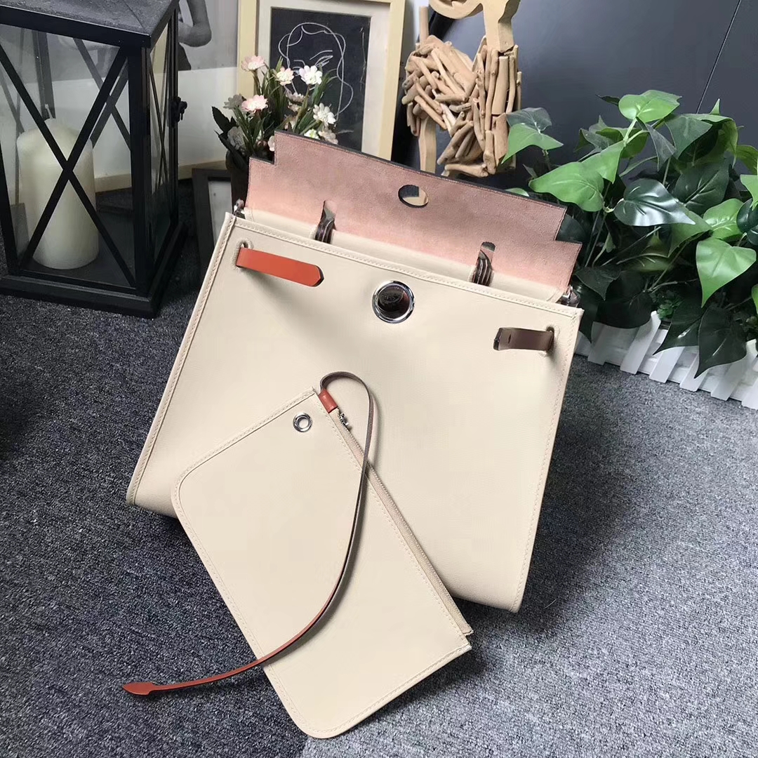 Hermès（爱马仕）棕红色马鞍皮拼风衣灰帆布 Herbag 31 现货