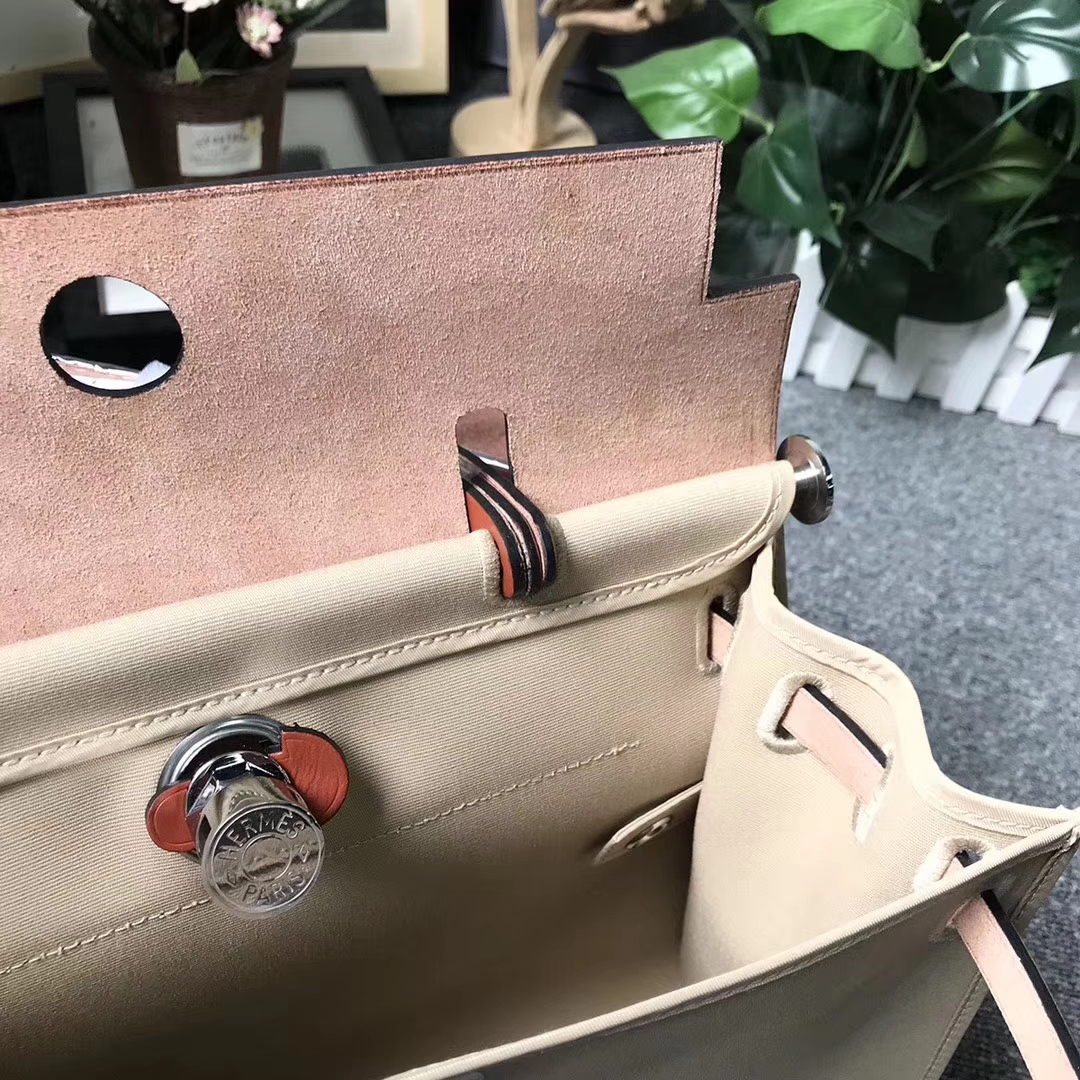 Hermès（爱马仕）棕红色马鞍皮拼风衣灰帆布 Herbag 31 现货