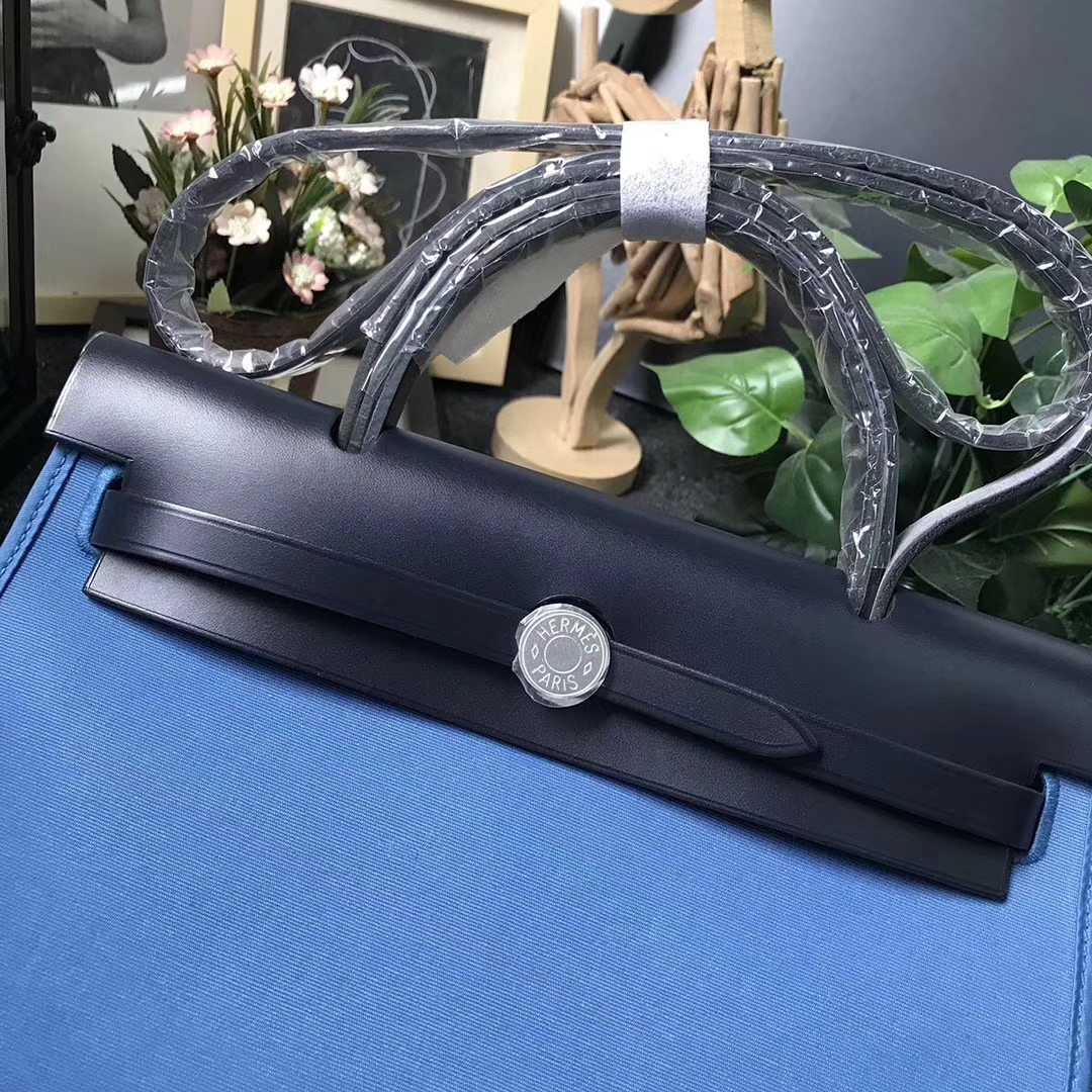 Hermès（爱马仕） 午夜蓝 马鞍皮拼浅蓝色帆布 Herbag 31 现货