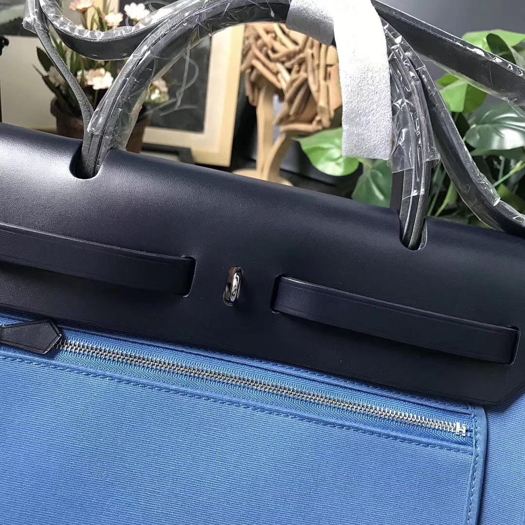Hermès（爱马仕） 午夜蓝 马鞍皮拼浅蓝色帆布 Herbag 31 现货
