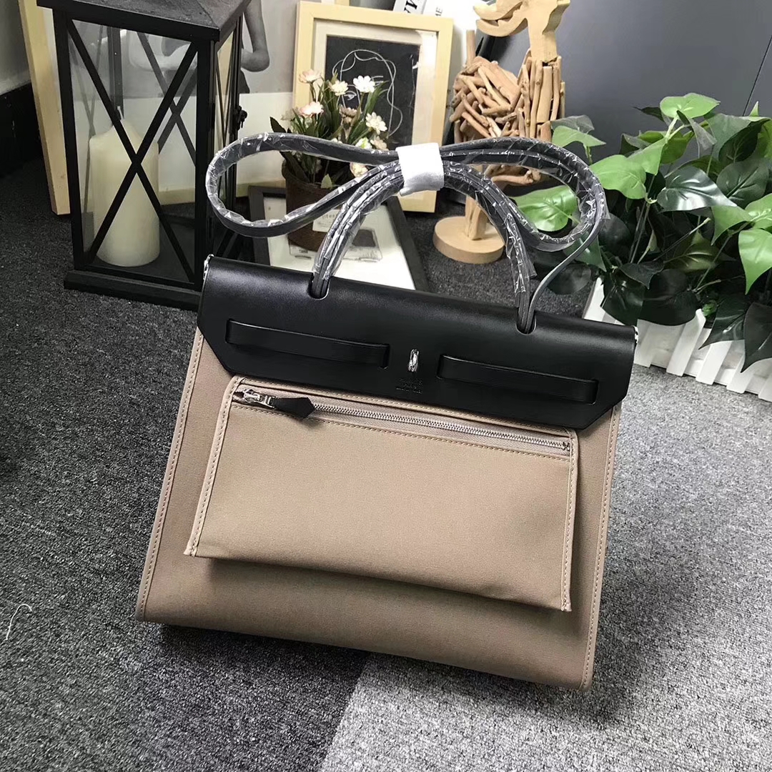 Hermès（爱马仕）黑色 马鞍皮拼大象灰灰帆布 Herbag 31 现货