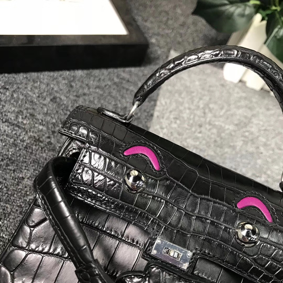 Hermès（爱马仕）黑色鳄鱼皮拼玫瑰紫色Swift 皮 Kelly doll 银扣