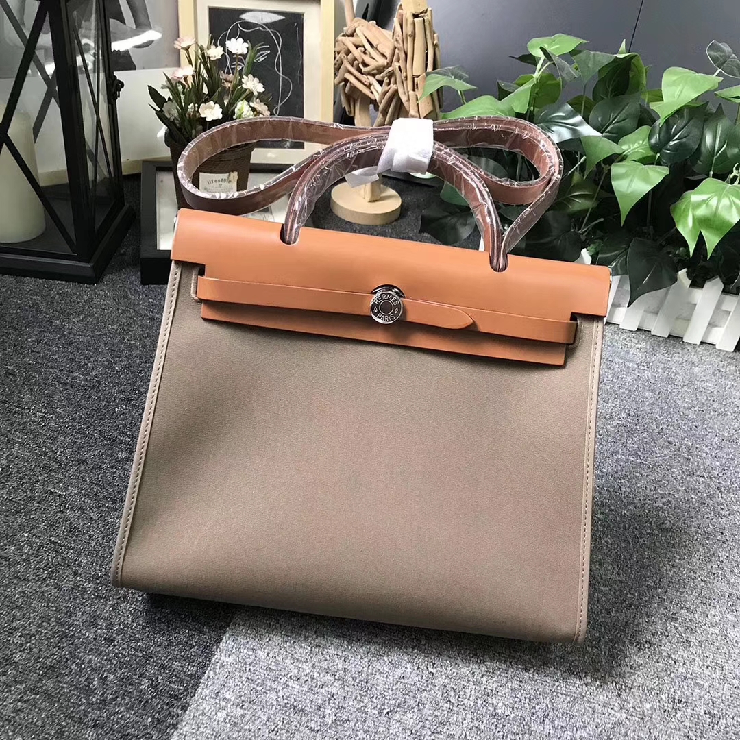 Hermès（爱马仕）金棕色马鞍皮拼大象灰帆布 Herbag 31 现货