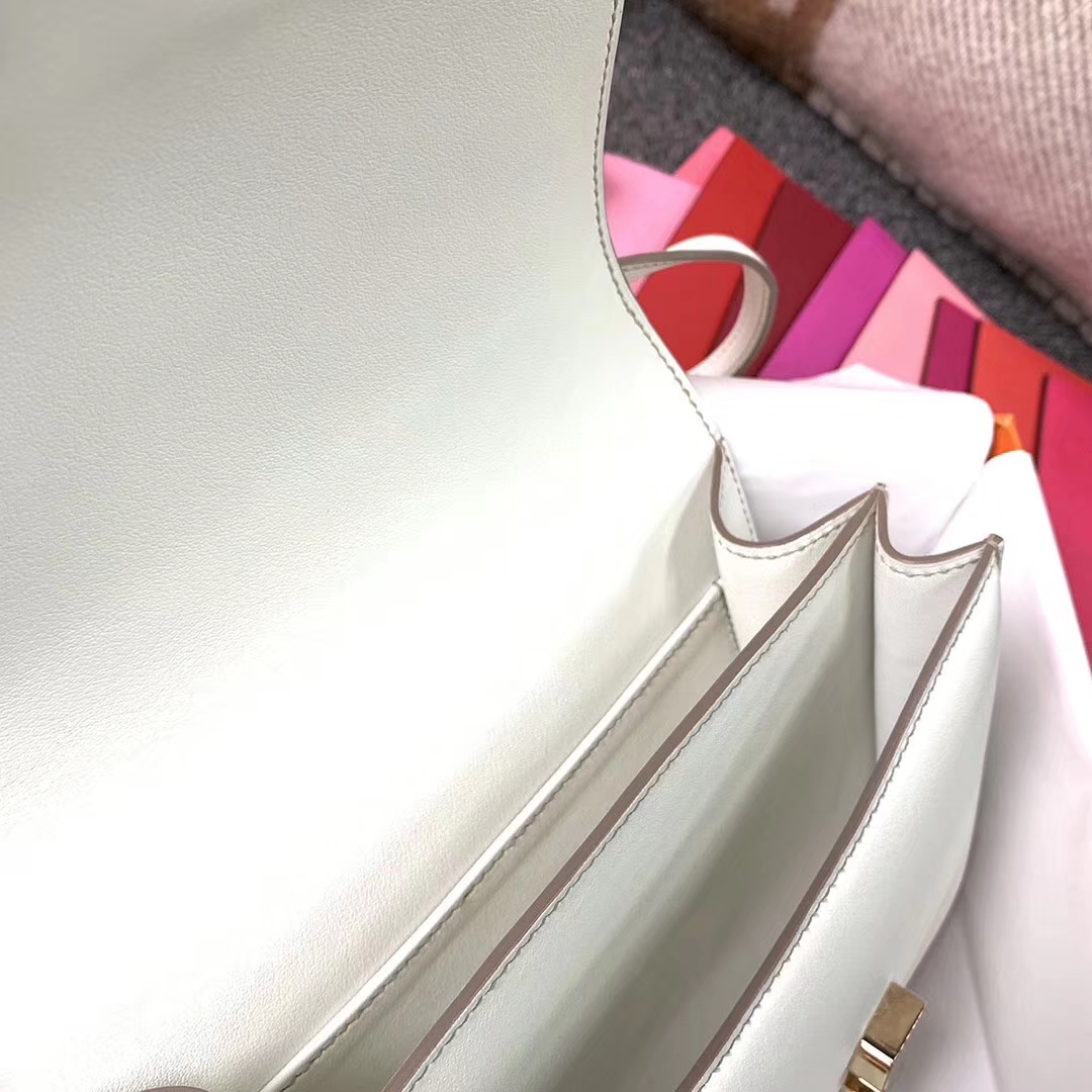 Hermès（爱马仕） Constance 空姐包 8L冰川白 原厂御用顶级Swift 皮 Constance空姐包  金扣 19cm 现货