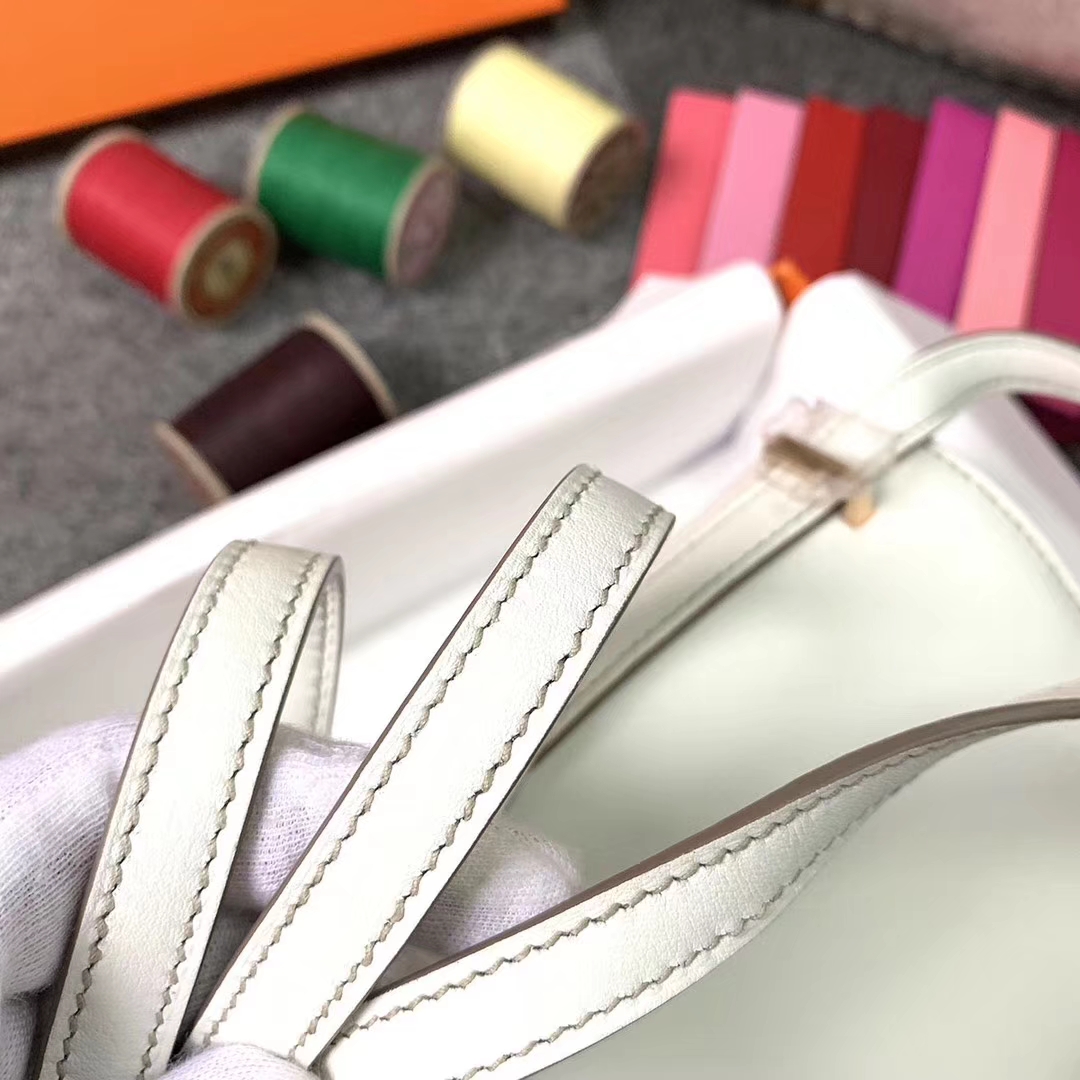 Hermès（爱马仕） Constance 空姐包 8L冰川白 原厂御用顶级Swift 皮 Constance空姐包  金扣 19cm 现货