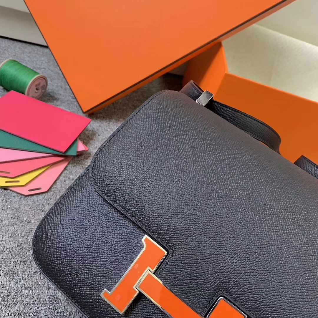 Hermès（爱马仕）CK89 黑色 原厂御用顶级Epsom 皮 Constance 24 银边罂粟橘色珐琅扣
