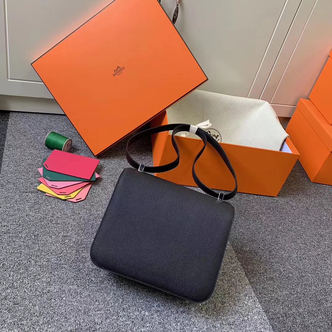 Hermès（爱马仕）CK89 黑色 原厂御用顶级Epsom 皮 Constance 24 银边罂粟橘色珐琅扣